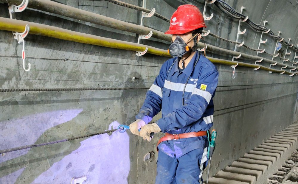 爬坡不用“喘粗氣”！玻璃溝煤礦行人助行裝置投運，省力更暖心